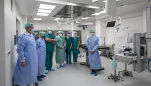 Iz medija: „Nakon 45 godina otvoren je novi operacijski blok u KBC-u Split: liste čekanja za endoprotezu kuka i koljena smanjit će se s godine dana na 6 mjeseci“